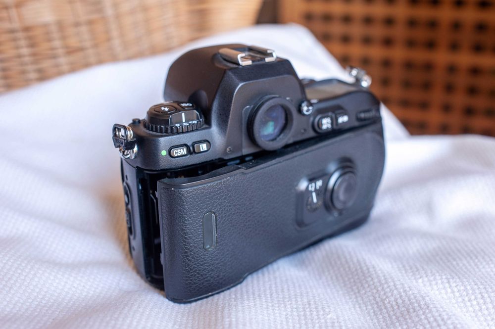 Nikon F100 funciona, mas tem o fecho do back partido