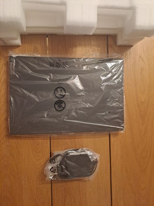 Nowy laptop Lenovo czarny