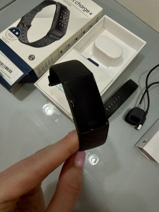 Fitbit Charge 4 фітнес-трекер з GPS та моніторингом серця