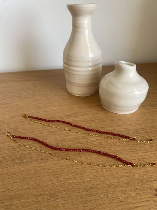 Pulseira dourada com pedras naturais