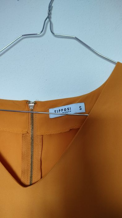 Vestido amarelo torrado, Tiffosi