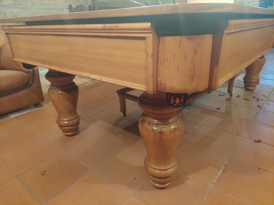 Bilhar - mesa com tampo e acessórios
