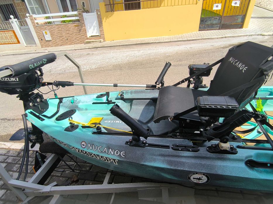 Kayak a motor a gasolina marca Nucanoe para pesca