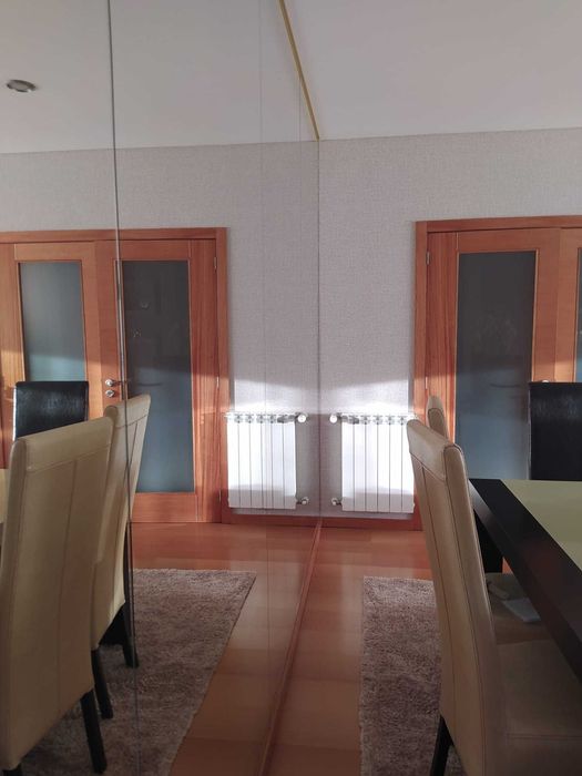 Mesa de sala extensível em carvalho e 6 cadeiras em pele integral