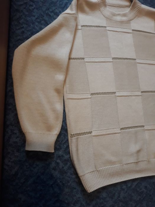 В наявності в гарному стані светер.