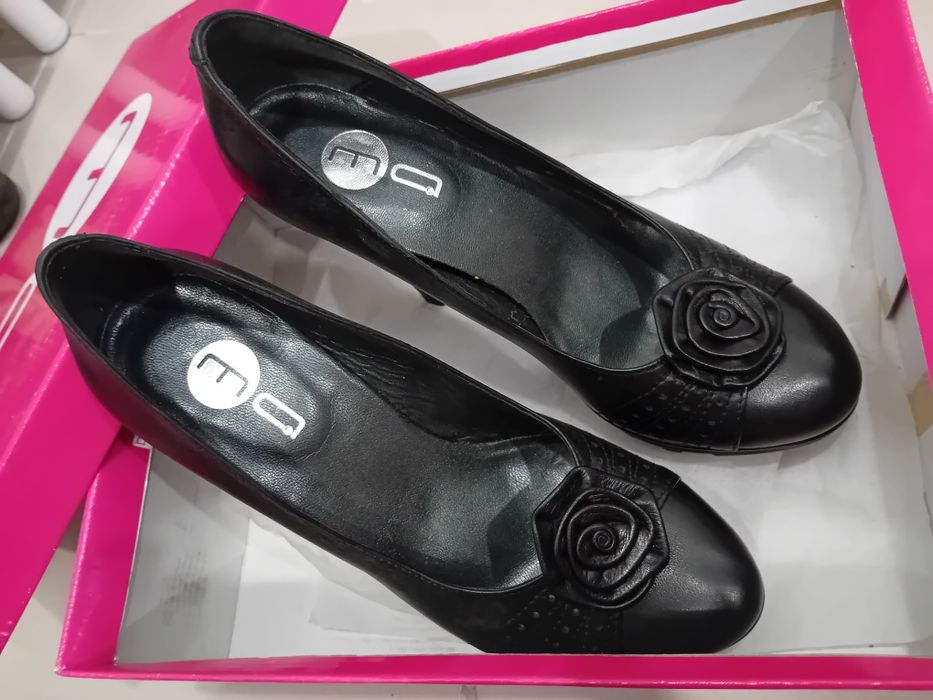 Sapatos de saltos em pele pretos