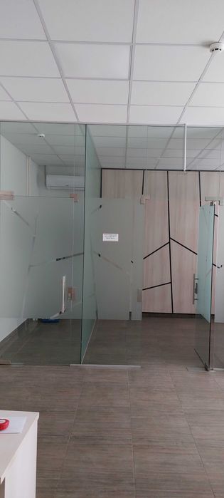 Офісні скляні перегородки