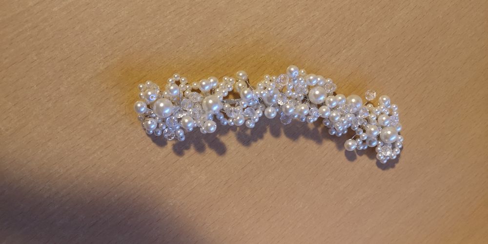 Ozdoba we włosy z koralików białych i przezroczystych