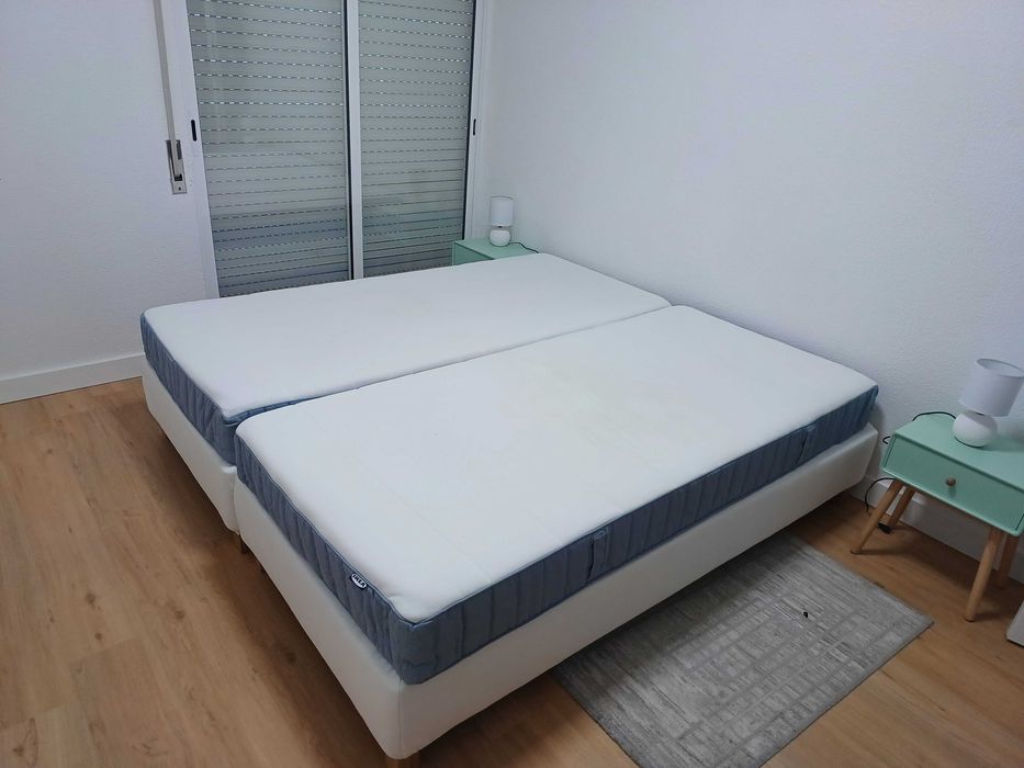 Duas camas de solteiro 90x200 cm - Colchão molas e Sommier c/pés.