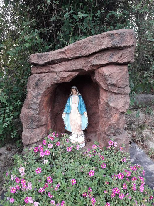 grota kapliczka dla Matki Boskiej , rzeźba  głaz