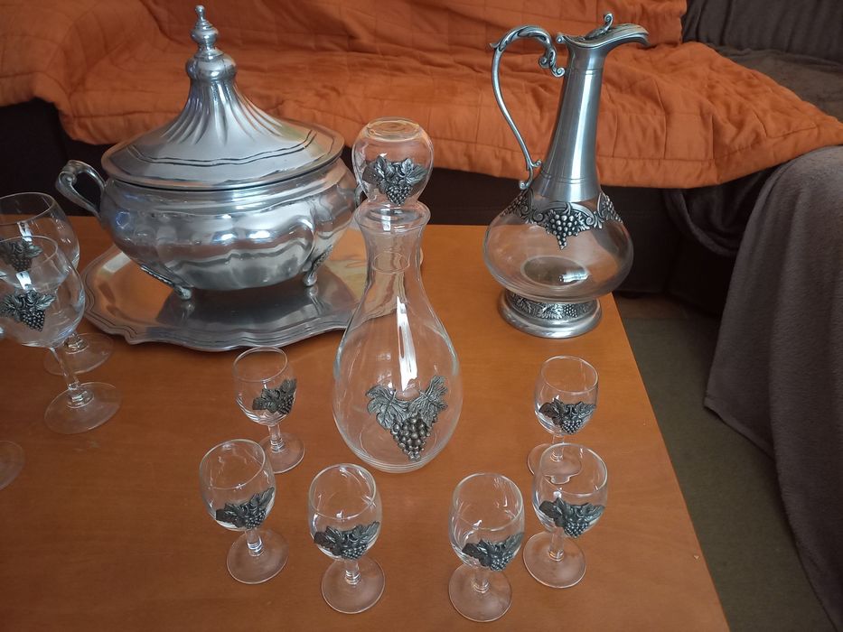 Decoração,  copos , terrina e zarra