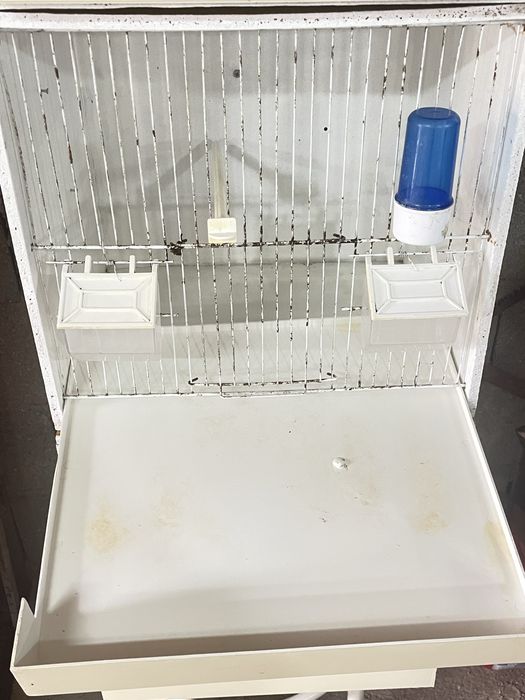 Vendo modelo de tres gaiolas de criação de canarios