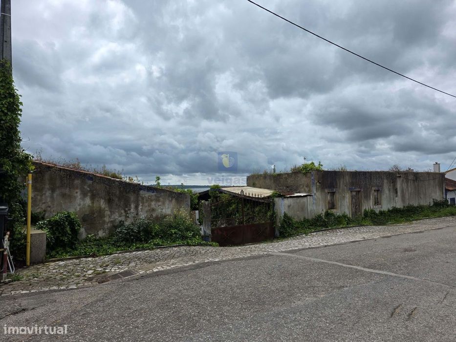 Terreno com 9.620m², sendo que cerca de 6.000m² encontram-se em Espaç