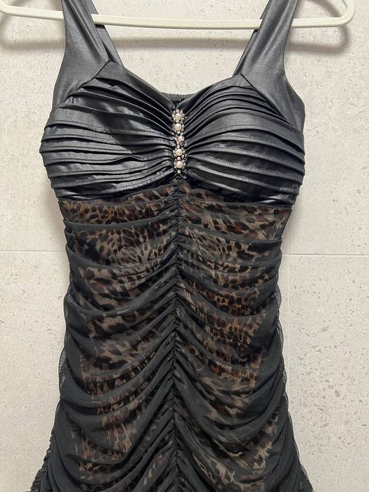 Sukienka GIORGIA – wzór panterka, marszczenia, dżety i perły