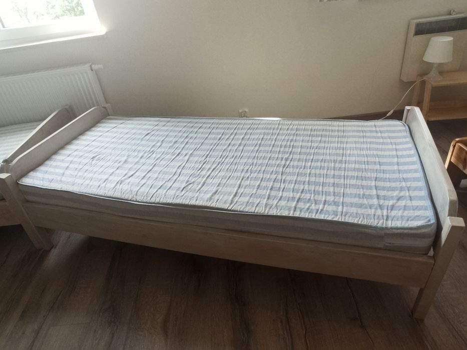 Łóżko sosnowe z materacem 90x200