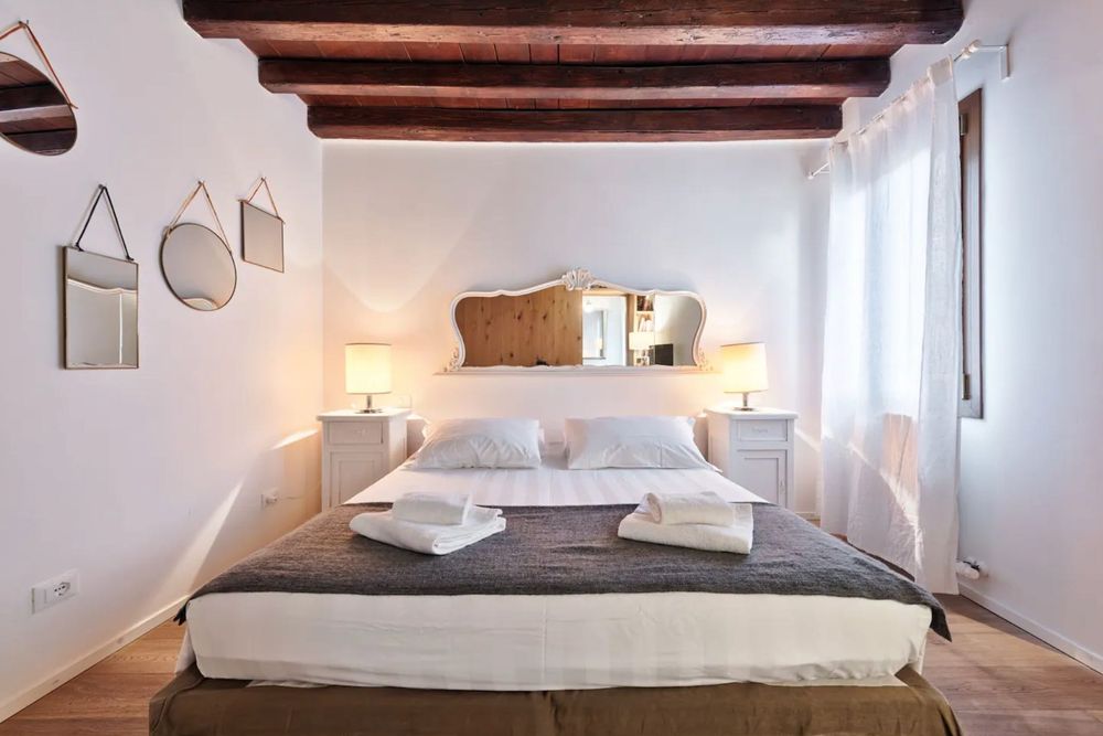 Є гаряча/холодна вода, опалення, працює wifi при відключеннях