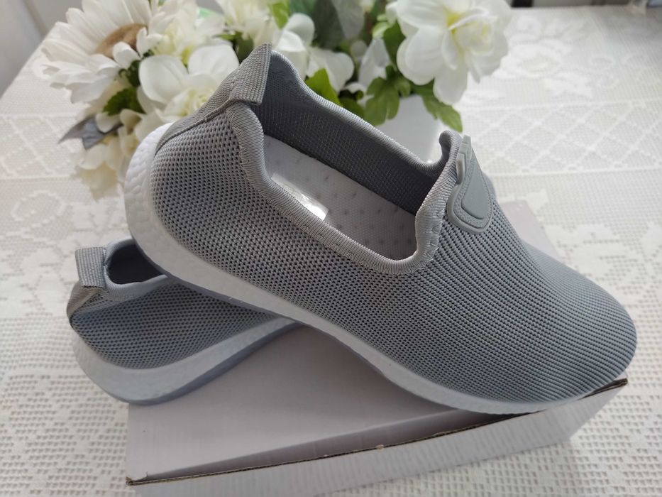 Sapatilhas / Ténis cinzentos claros - Número 37 - NOVOS!