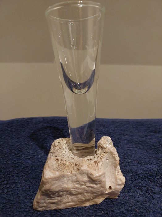 Oryginalny kieliszek z podstawką z kamienia