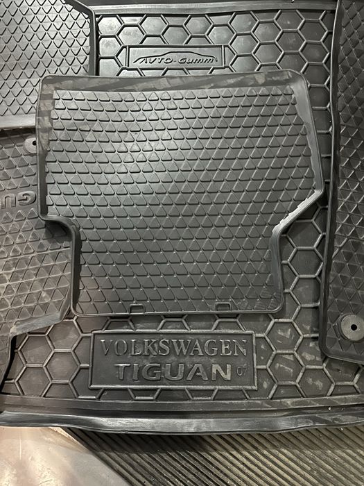Гумові оригінальні килимки на Тігуан продам