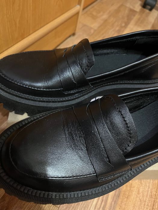 Чорні класичні шкіряні лофери