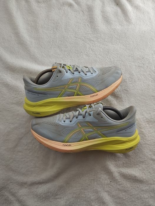 Продам бігові асікс 42