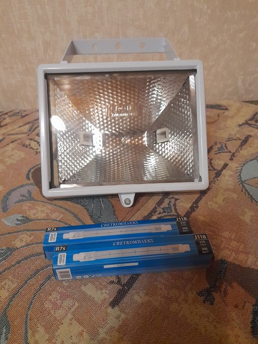 Продається галогеновий прожектор.
