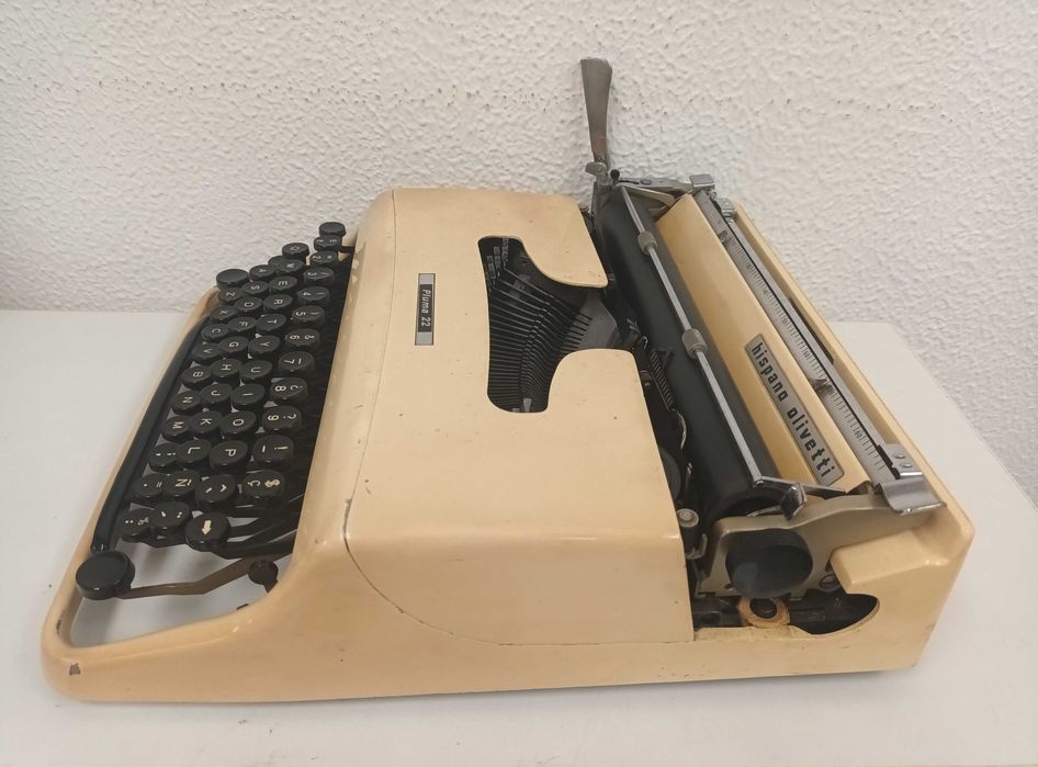 Máquina de escrever Olivetti Pluma 22