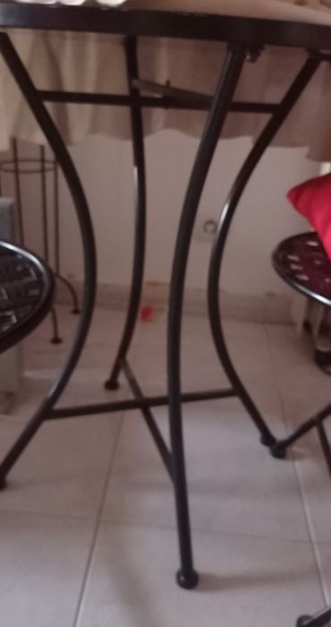 Vendo mesa de ferro, com tampo em azulejo e duas cadeiras desdobráveis