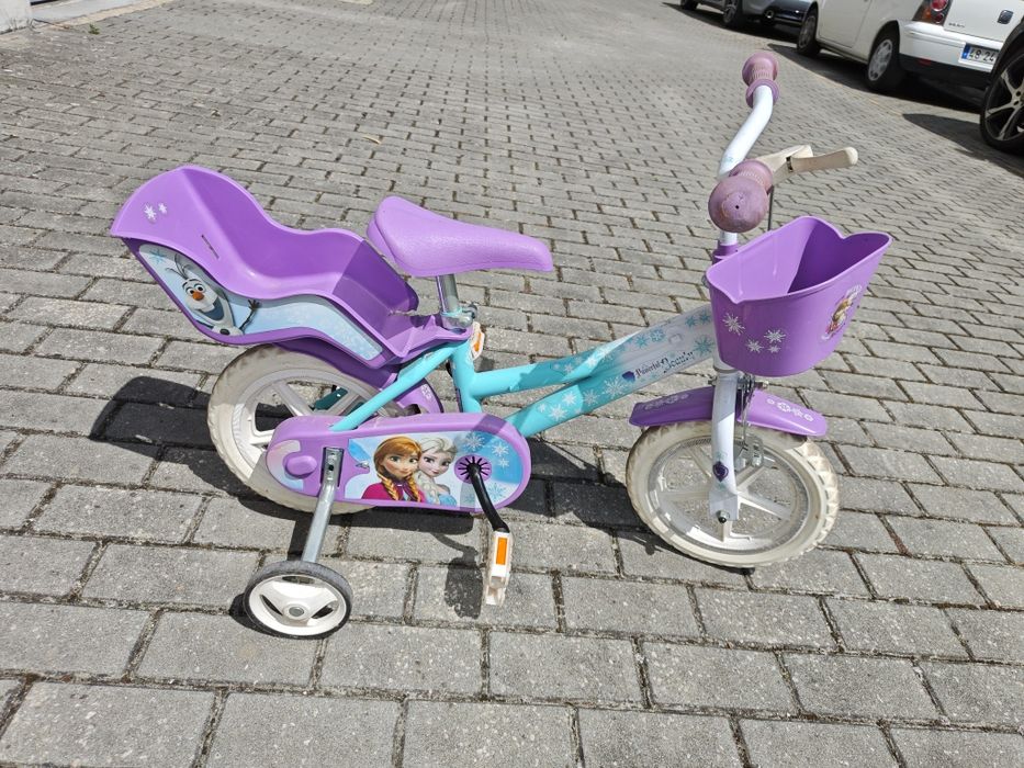 Bicicleta criança Disney Frozen com rodinhas, cesto e cadeira boneca