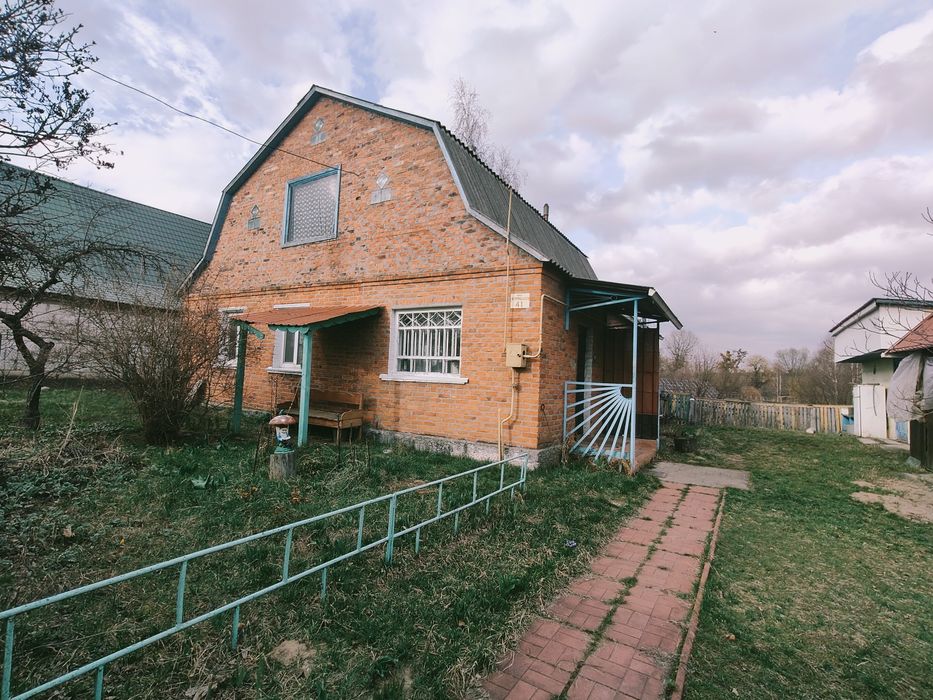 Бабинці-продам цегляний капітальний будинок в центрі селища !