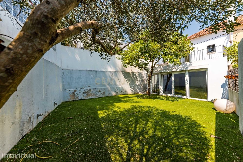 Moradia T2 Renovada com Jardim, Cave e Terraço | Viva o melhor de Belé
