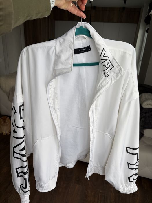 Жіноча куртка-вітровка