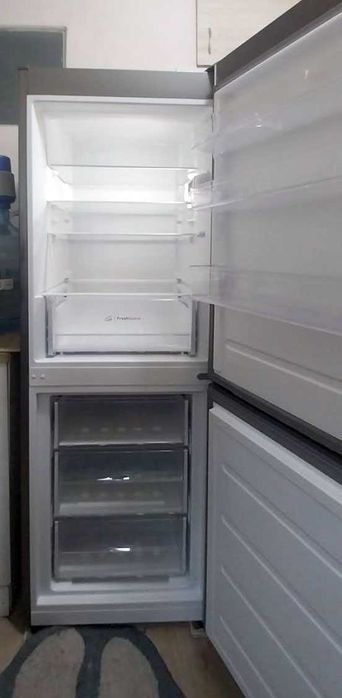 Продам Холодильник Indesit LI7 SN1 EX у гарному стані.
