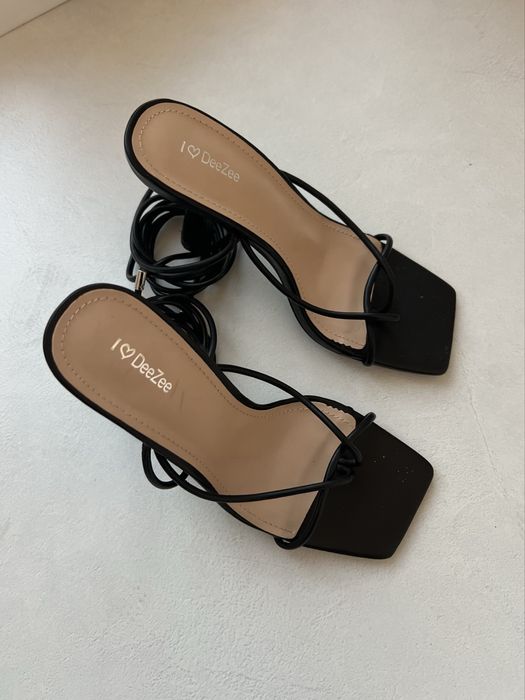 Сандалі на шпильках DeeZee