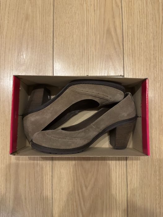 Sapatos castanhos tapadas