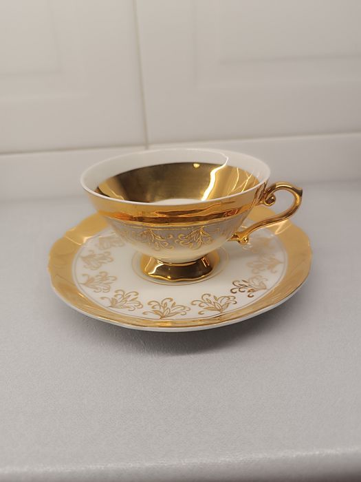 Chávena de Chá e Pires Antigo da Vista Alegre. Porcelana e Dourado