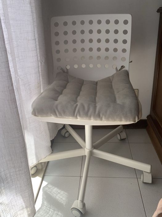 Cadeira branca ikea com rodas