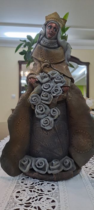 Rainha Santa Isabel em barro artista Zabel Moita