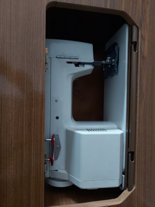 Máquina de costura com móvel