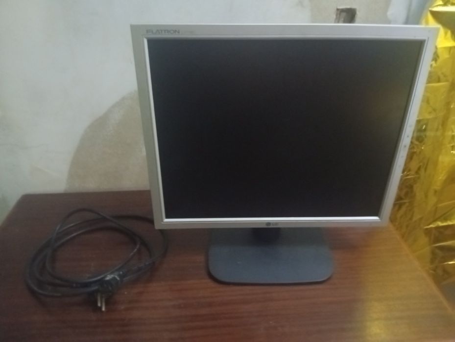 Um monitor LG Flatron de 17 polegadas