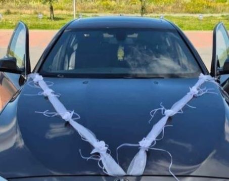 Ślubne ozdoby na samochód