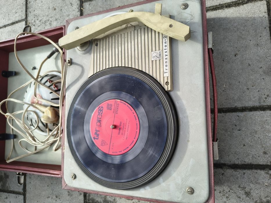 Gramofon walizkowy ze wzmacniaczem