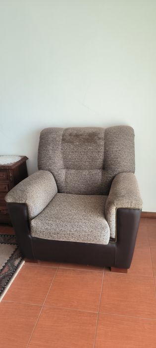 Poltrona Confortável em Tecido Mesclado e Couro Sintético Castanho