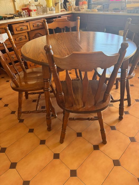 Mesa de madeira + 4 cadeiras