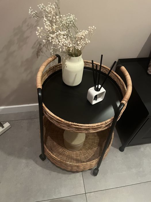 Sprzedam stolik na kółkach