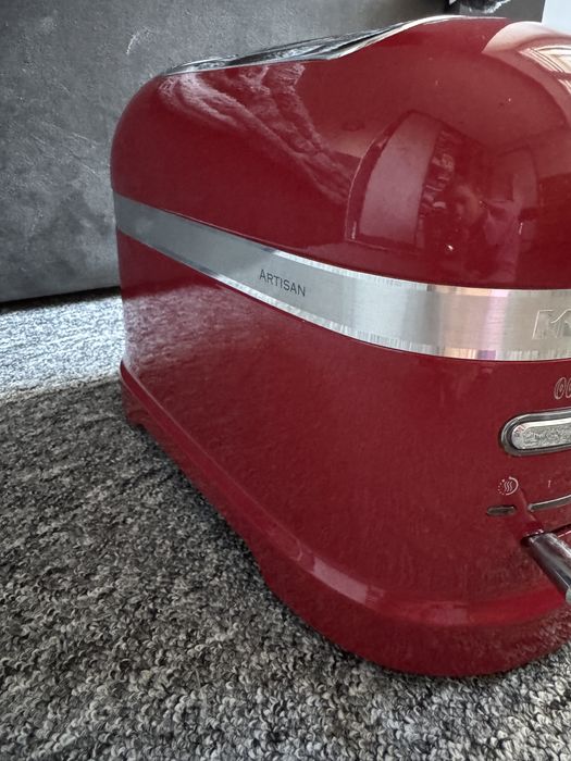 Тостер KitchenAid Artisan 5KMT2204E червоного кольору.