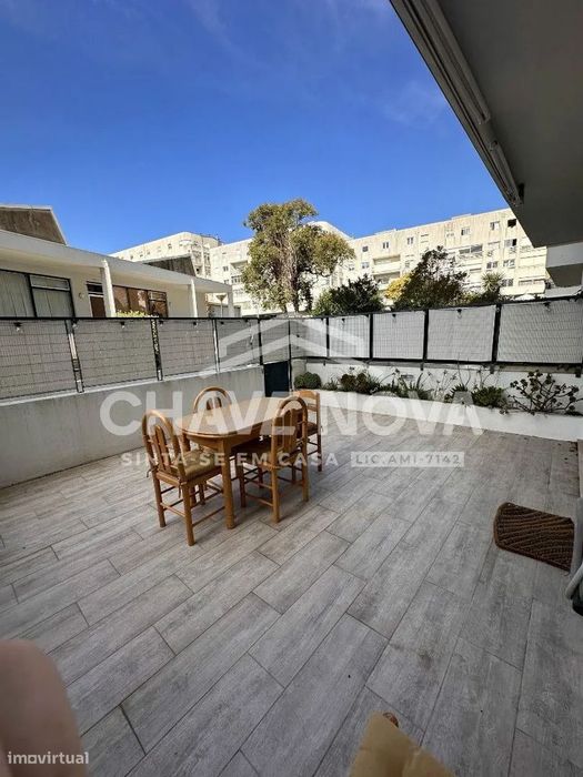 Apartamento T1 com terraço de 35 m2 em Leça da Palmeira