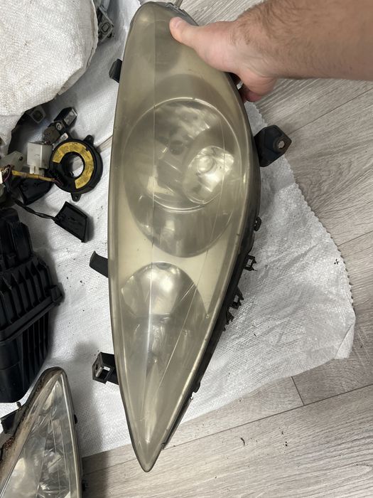 Передние фары Peugeot 307