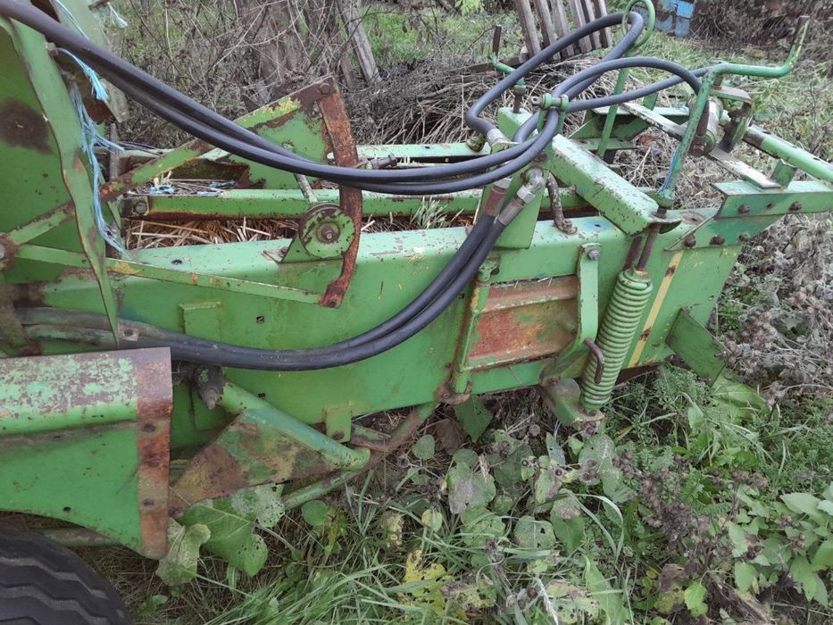 Прес підбирач John Deere