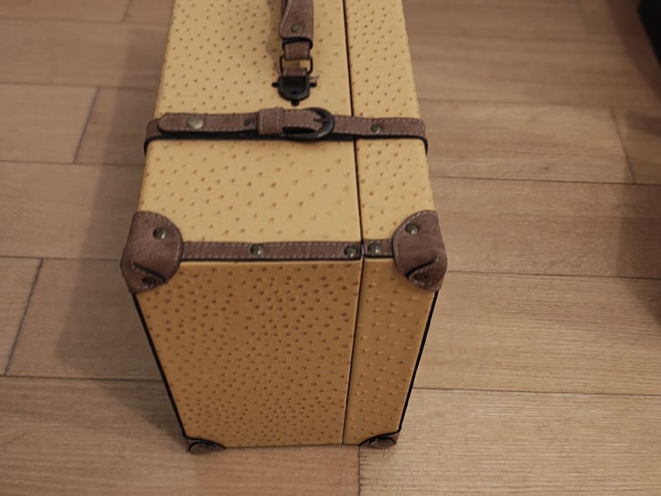 Baú castanho estilo mala vintage